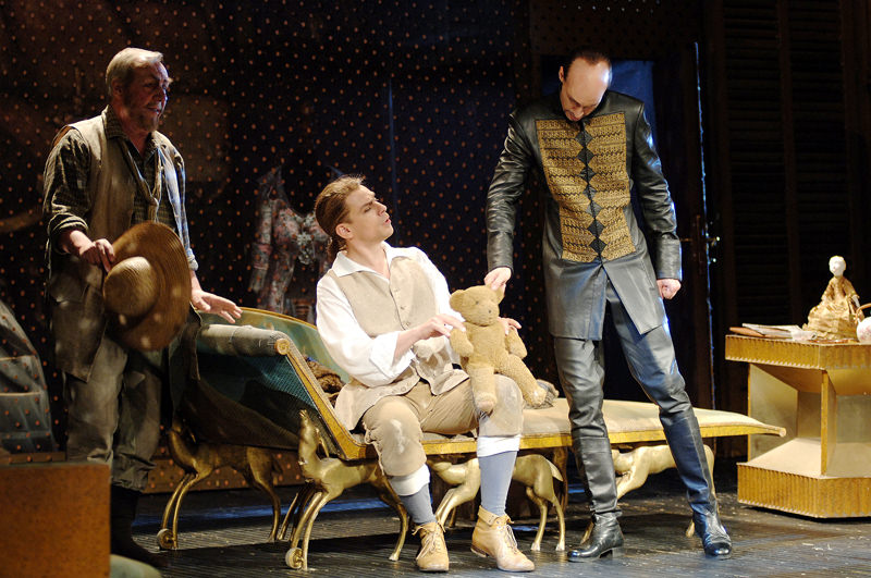 Hanno Müller-Brachmann als Figaro mit Bernd Zettisch als 'Antonio' und Roman Trekel als 'Conte'